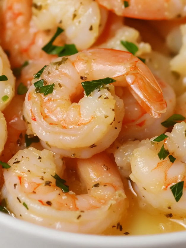 A dish of shrimp scampi pasta bake.