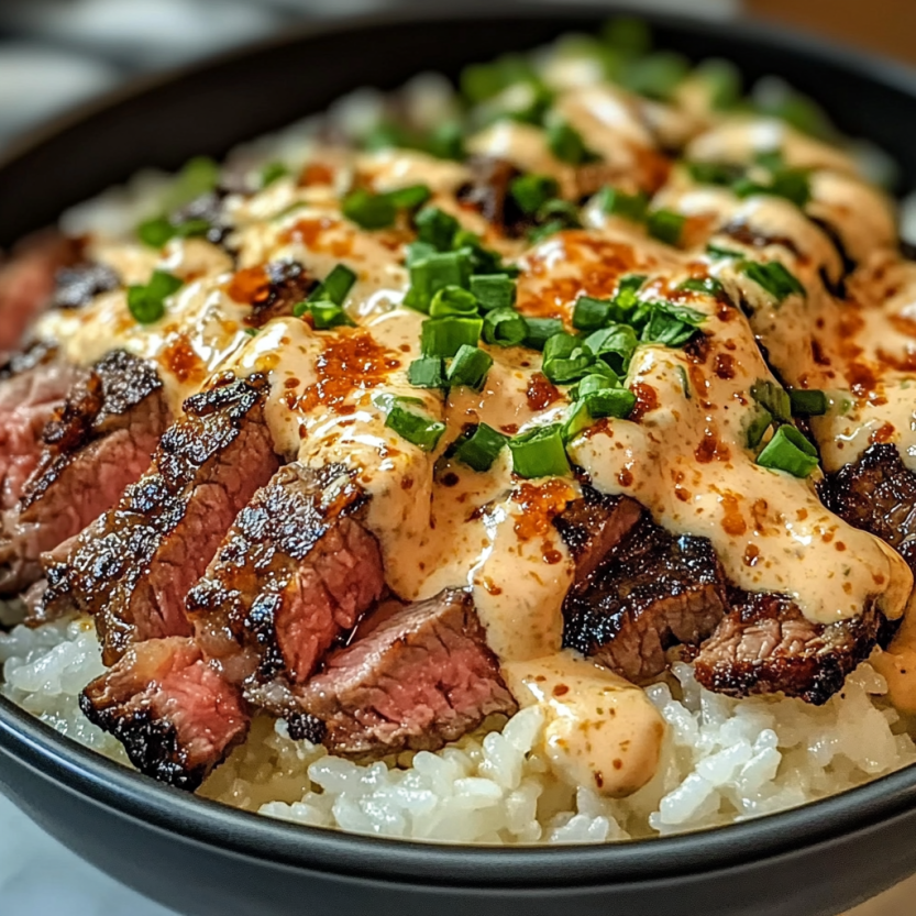 Steak dans un bol avec des légumes et une sauce.